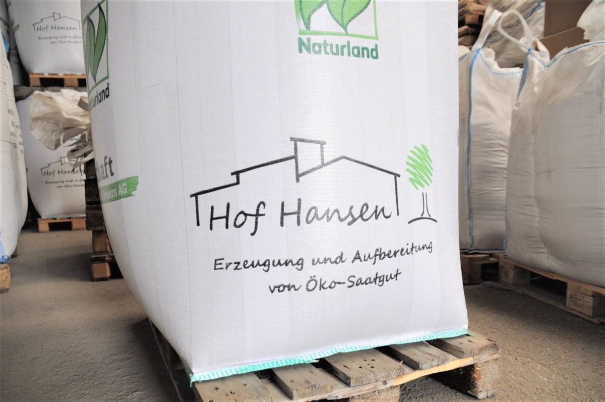 Ein gefüllter Sack mit Öko-Saatgut vom Hof Hansen